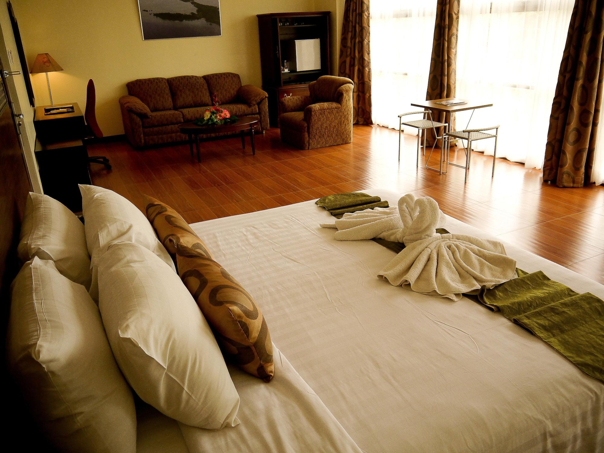 เฟอร์ซอล โฮเต็ล เปอร์โต ปรินเชสซา Hotel Puerto Princesa ภายนอก รูปภาพ